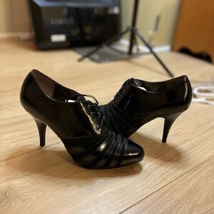 Victor Alfaro Black Patent Lace-Up Heeled Oxfords